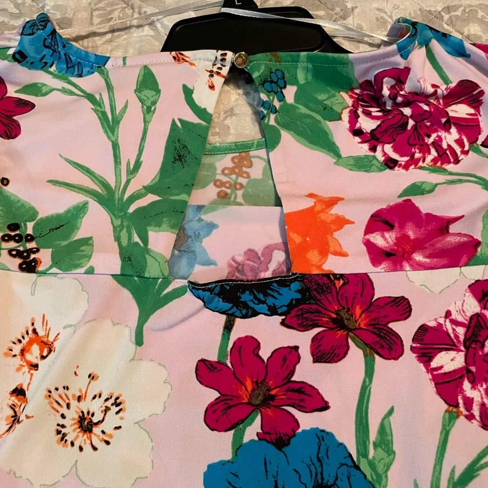 Ladies Beautiful top. - Picture 6 of 7